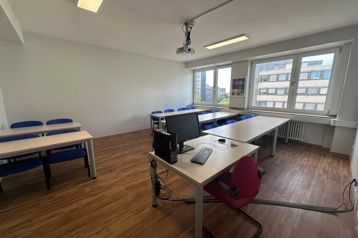 Kursraum der DEE-Sprachschule mit Tageslicht und Blick über Dortmund