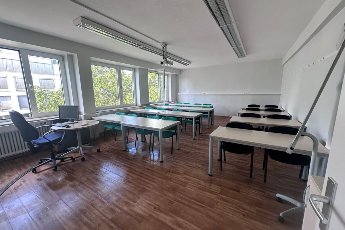 Kursraum mit Gruppentischen für den Unterricht in kleinen Gruppen