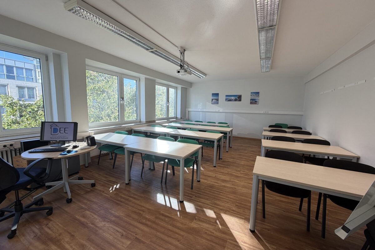 Kursraum mit Gruppentischen für den Unterricht in kleinen Gruppen