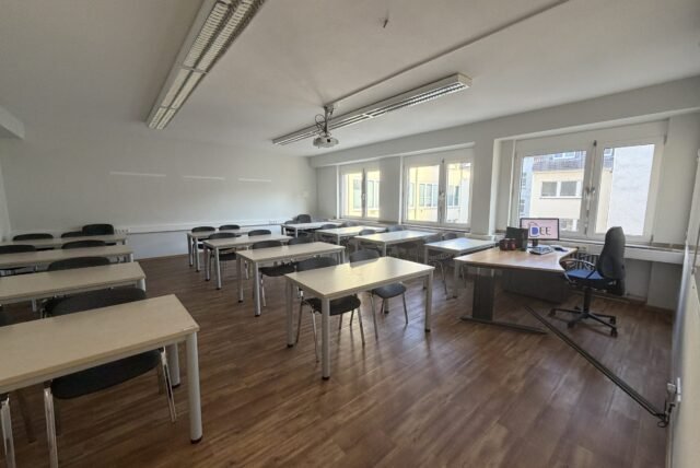 Heller Kursraum mit Tischreihen und Fensterfront über Dortmund