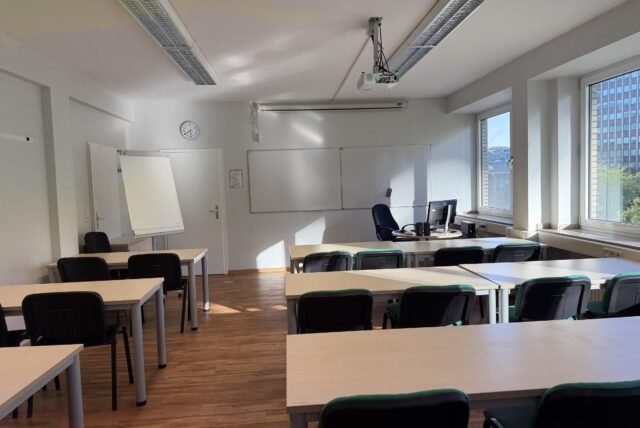 Kursraum der DEE-Sprachschule mit Tageslicht und Flipchart