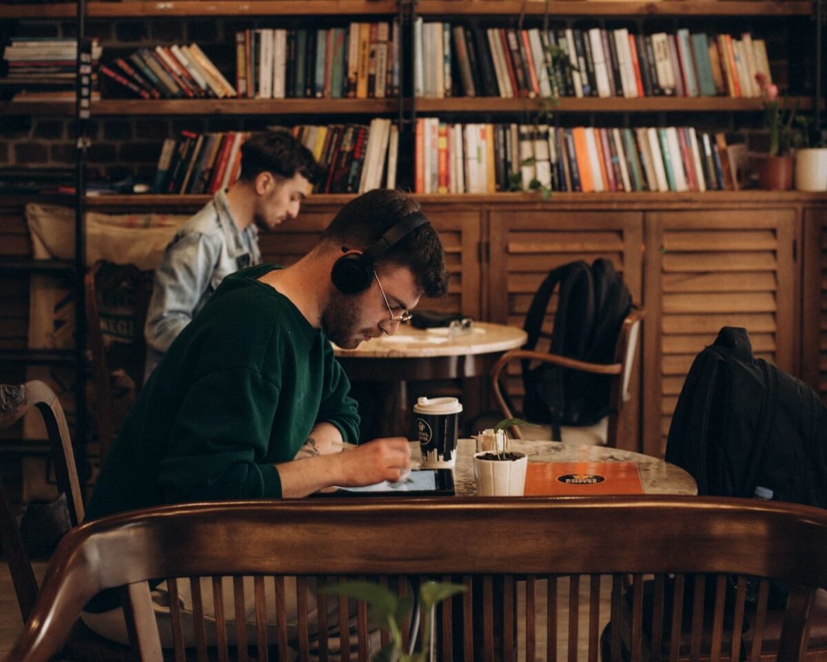 Erwachsener lernt konzentriert am Abend bei Kaffee und Notizen