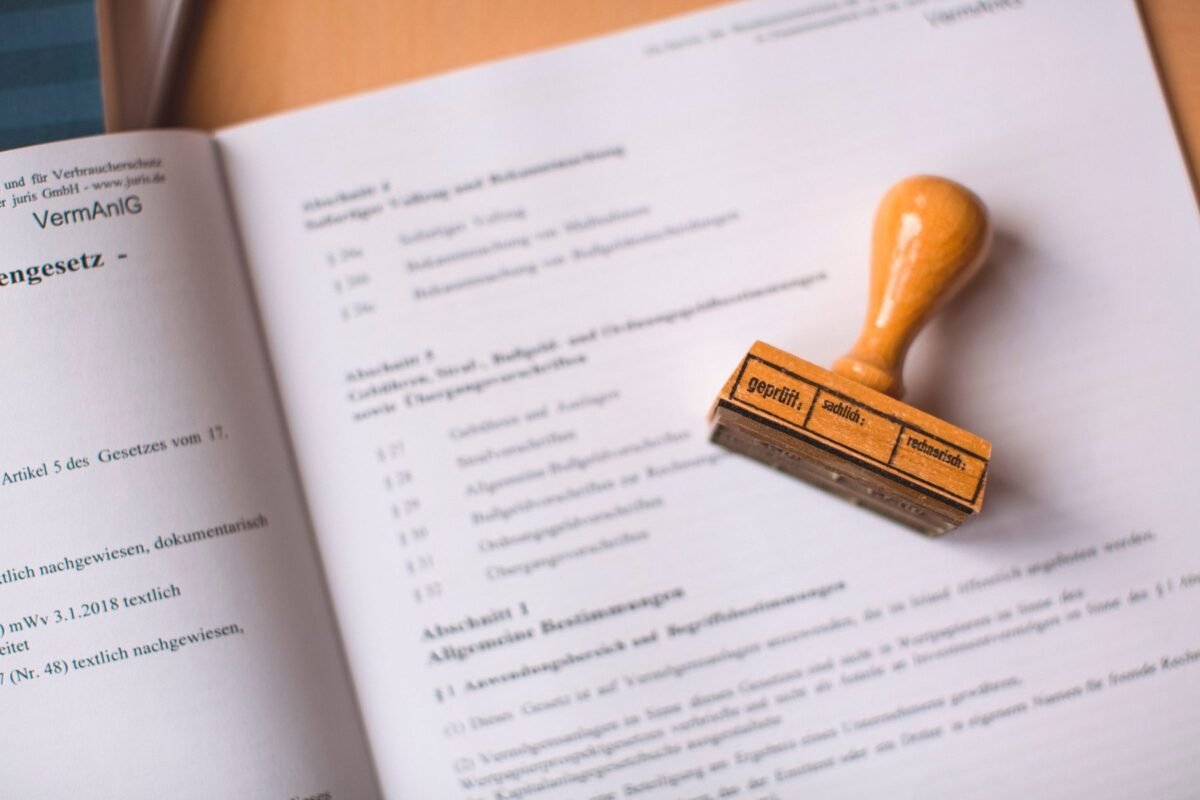 Amtliches Dokument mit Prüfstempel „geprüft, sachlich, rechnerisch“